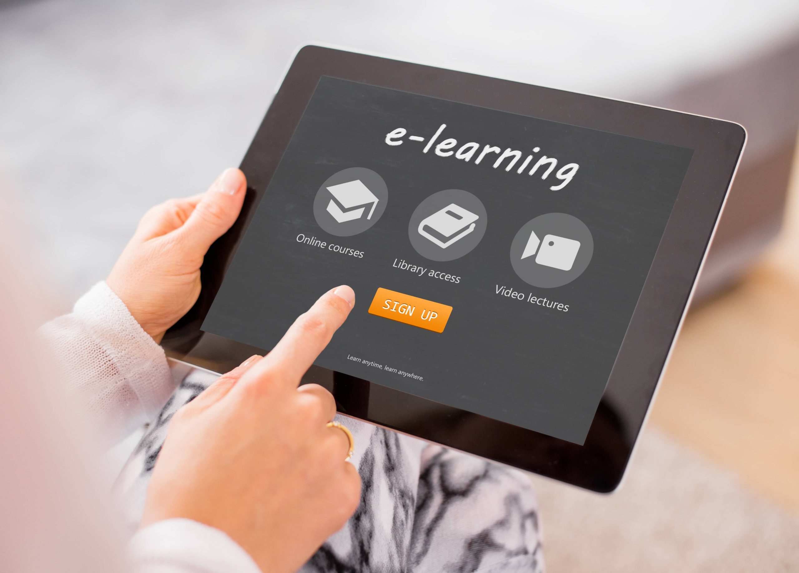 Tablet mit E-Learning-Menü